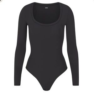 Skims Fits Everybody Scoop long sleeve Bodysuit in Medium Black Onyx